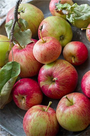 pomme - Fresh apples with twigs and leaves Foto de stock - Sin royalties Premium, Código: 659-06307305