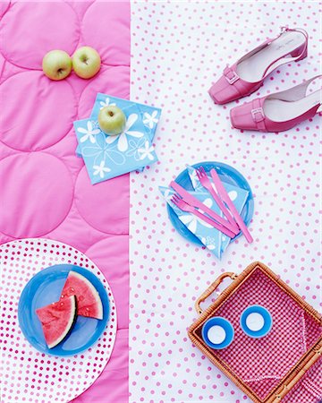 A picnic basket, fruit, napkins and shoes on a rug Fotografie stock - Premium Royalty-Free, Codice: 659-06307301