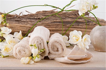 spa towel not people - Face flannels with yellow and white fresias and splintered wood Stock Photo - Premium Royalty-Free, Code: 659-06307316