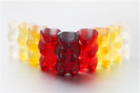 simsearch:659-06495151,k - Une rangée de gummi bears Photographie de stock - Premium Libres de Droits, Code: 659-06307355