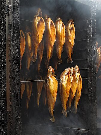 smoked - Trout being smoked Foto de stock - Sin royalties Premium, Código: 659-06307351