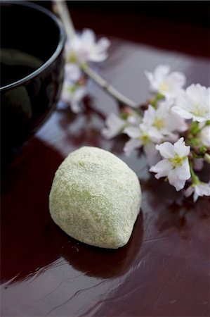 Mochi (gâteau de riz japonais) avec des fleurs de cerisier Photographie de stock - Premium Libres de Droits, Code: 659-06307367