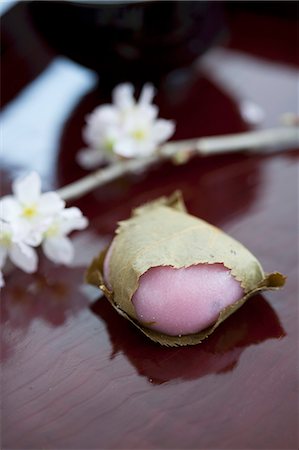 Mochi (gâteau de riz japonais) avec des fleurs de cerisier Photographie de stock - Premium Libres de Droits, Code: 659-06307368