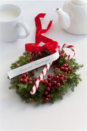 Une guirlande de Noël houx et conifères décorés avec une canne en bonbon Photographie de stock - Premium Libres de Droits, Code: 659-06307379