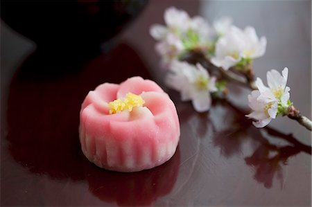 Mochi (gâteau de riz japonais) avec des fleurs de cerisier Photographie de stock - Premium Libres de Droits, Code: 659-06307371