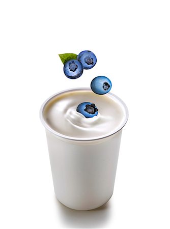 simsearch:659-06186946,k - Blueberries falling into yogurt Foto de stock - Sin royalties Premium, Código: 659-06307393