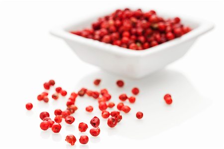 simsearch:659-07598100,k - Pink pepper in a bowl or next to it Foto de stock - Sin royalties Premium, Código: 659-06307407