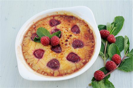 Raspberry creme brulee Stock Photo - Premium Royalty-Free, Code: 659-06307415