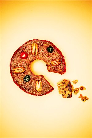 Round Fruit Cake with Slice Taken Out; Crumbs; From Above Foto de stock - Sin royalties Premium, Código: 659-06307439