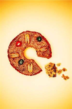 simsearch:659-07610232,k - Round Fruit Cake with Slice Taken Out; Crumbs; From Above Stock Photo - Premium Royalty-Free, Code: 659-06307439