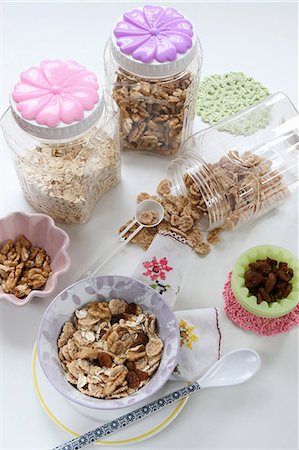 Various cereals and nuts for muesli Foto de stock - Sin royalties Premium, Código: 659-06307443