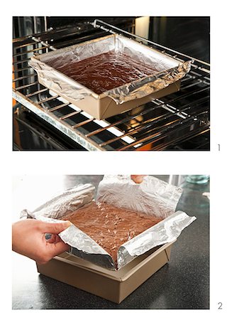 ""Brownie"" dans une feuille de cuisson doublée casserole dans le four ; Suppression de ""brownie"" de Pan en soulevant le papier d'aluminium Photographie de stock - Premium Libres de Droits, Code: 659-06307461