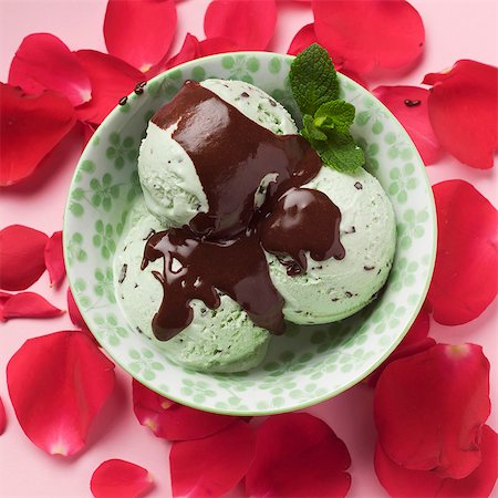 simsearch:659-06307484,k - Mint chocolate chip ice cream in a bowl surrounded by rose petals Foto de stock - Sin royalties Premium, Código: 659-06307472