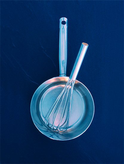 A saucepan with a whisk (seen from above) Photographie de stock - Premium Libres de Droits, Le code de l’image : 659-06307517