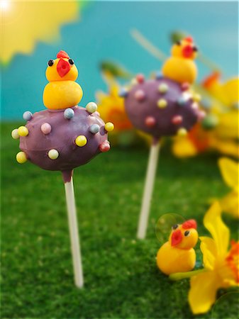 easter dish - Pop gâteau décoré de poussins de massepain pour Pâques Photographie de stock - Premium Libres de Droits, Code: 659-06307546