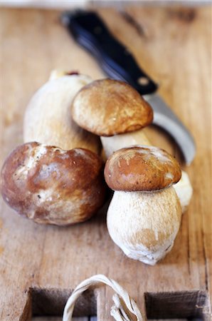 simsearch:659-06185744,k - Fresh porcini mushrooms with a knife on a wooden board Stock Photo - Premium Royalty-Free, Code: 659-06307558