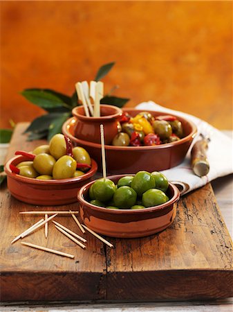 Différents types d'olives en bols Photographie de stock - Premium Libres de Droits, Code: 659-06307550