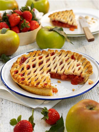 Strawberry and apple pie Fotografie stock - Premium Royalty-Free, Codice: 659-06307551