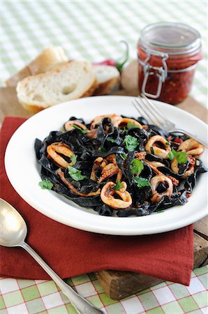 simsearch:659-08148227,k - Black tagliatelle with squid and chilli sauce Foto de stock - Sin royalties Premium, Código: 659-06307566