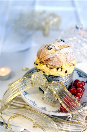 stuffed (food preparation) - Un mini panettone rempli de crème de mascarpone Photographie de stock - Premium Libres de Droits, Code: 659-06307586