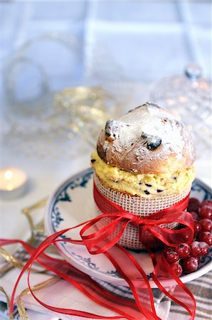 Mini panettone rempli de crème de mascarpone Photographie de stock - Premium Libres de Droits, Code: 659-06307587