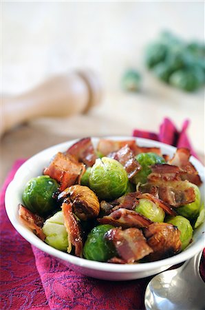 Brussels sprouts with chestnuts and fried bacon Foto de stock - Sin royalties Premium, Código: 659-06307582