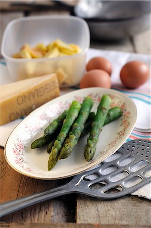 simsearch:659-08148229,k - Ingrédients pour la frittata asperges avec pommes de terre et Parmesan Photographie de stock - Premium Libres de Droits, Code: 659-06307594