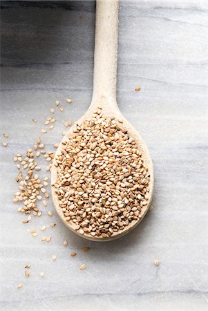 sésamo - Organic Sesame Seeds in a Wooden Spoon Foto de stock - Sin royalties Premium, Código: 659-06307608