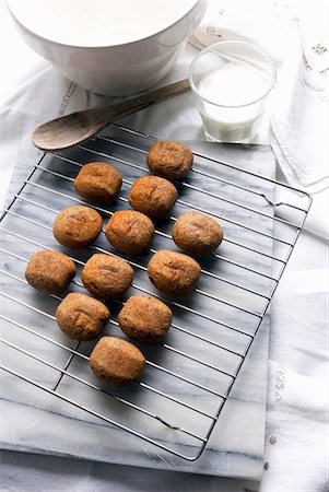 Hausgemachte glutenfreie Snickerdoodles auf einem Rack Kühlung; Glas Milch Stockbilder - Premium RF Lizenzfrei, Bildnummer: 659-06307603