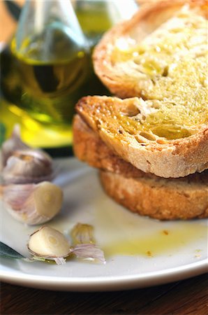 Bruschetta avec huile d'olive et ail (gros plan) Photographie de stock - Premium Libres de Droits, Code: 659-06307613