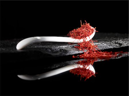 food pictures with black background images - Saffron threads on spoon Stock Photo - Premium Royalty-Free, Code: 659-06307626