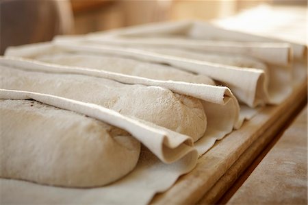 Unbaked bread on folded linen cloth Foto de stock - Sin royalties Premium, Código: 659-06307635