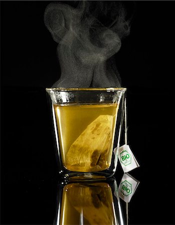 A glass of steaming tea with a teabag Foto de stock - Sin royalties Premium, Código: 659-06307633