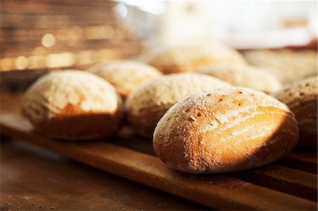 padaria - Bread rolls on a wooden rack Foto de stock - Royalty Free Premium, Número: 659-06307641