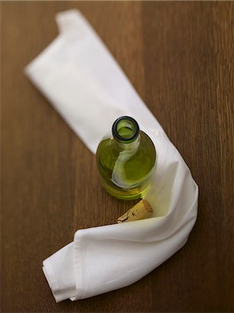 fabric napkin - An open bottle of Riesling with a white napkin Stock Photo - Premium Royalty-Free, Code: 659-06307679