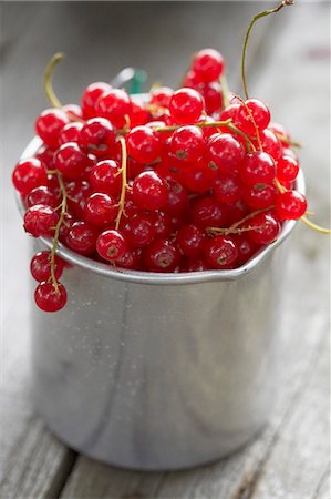 simsearch:659-07597495,k - Redcurrants in a zinc cup Stock Photo - Premium Royalty-Free, Code: 659-06307694