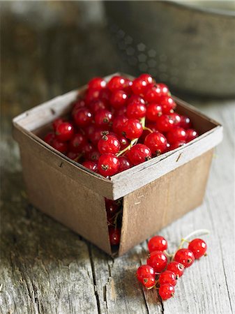 ribes (currant genus) - Redcurrants in a wooden box Stock Photo - Premium Royalty-Free, Code: 659-06307696