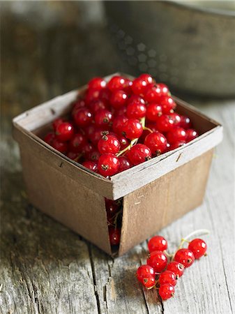 Redcurrants in a wooden box Foto de stock - Sin royalties Premium, Código: 659-06307696