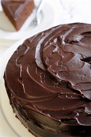 schokoladenkuchen - Ein Schokoladenkuchen, gekrönt mit ganache Stockbilder - Premium RF Lizenzfrei, Bildnummer: 659-06307705