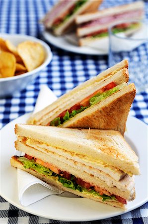 simsearch:659-07026839,k - Un club sandwich (poulet, laitue, tomates et mayonnaise) Photographie de stock - Premium Libres de Droits, Code: 659-06307702