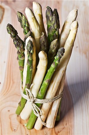 simsearch:659-06494889,k - Une botte d'asperges vertes et blanches Photographie de stock - Premium Libres de Droits, Code: 659-06307726