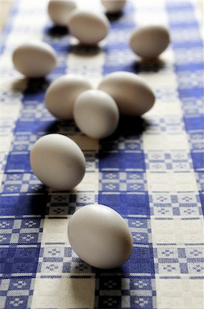 simsearch:659-06307774,k - White eggs on a checked tea towel Foto de stock - Sin royalties Premium, Código: 659-06307777