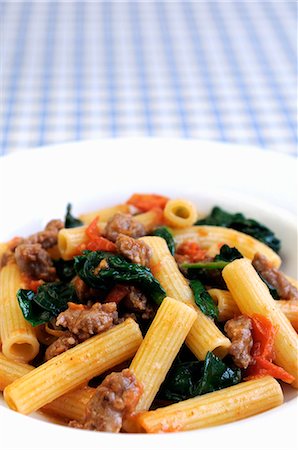 spinach - Rigatoni with spinach, sausage and tomatoes Stock Photo - Premium Royalty-Free, Code: 659-06307802