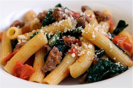 simsearch:659-06151524,k - Rigatoni with spinach, sausage and tomatoes Foto de stock - Sin royalties Premium, Código: 659-06307803