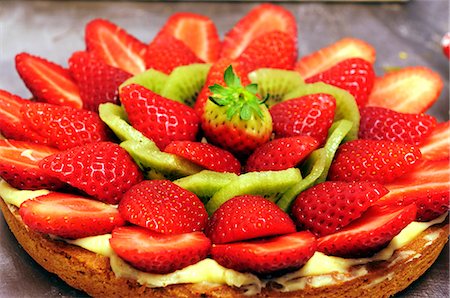simsearch:659-06307833,k - Une italien tarte fraise et kiwi Photographie de stock - Premium Libres de Droits, Code: 659-06307834