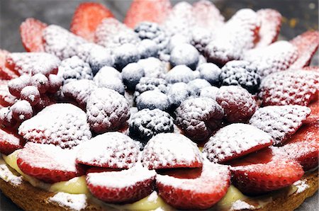 sucre - Une tarte aux fruits saupoudrés de sucre (Italie) Photographie de stock - Premium Libres de Droits, Code: 659-06307835