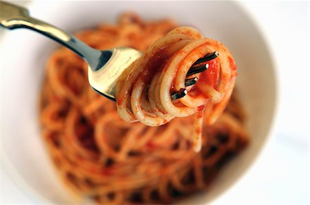 spaghetti - Spaghetti with tomato sauce on a plate and on a fork Stock Photo - Premium Royalty-Free, Code: 659-06307837