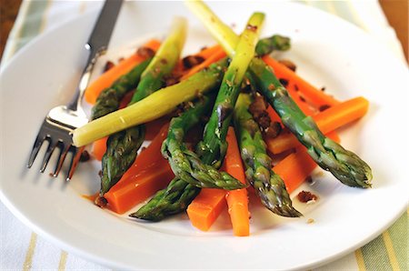 simsearch:659-01849805,k - Asparagus with carrots and crispy croutons Stock Photo - Premium Royalty-Free, Code: 659-06307845
