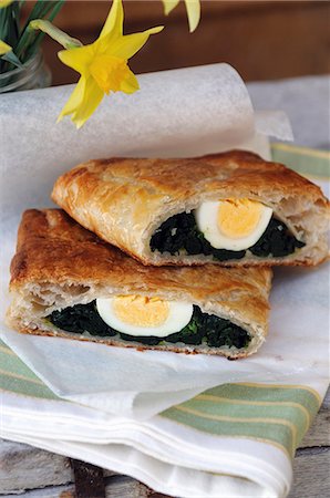 simsearch:659-06307848,k - Spinach strudel with eggs for Easter (Italy) Fotografie stock - Premium Royalty-Free, Codice: 659-06307847