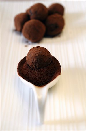 simsearch:659-08897010,k - Handmade chocolate truffles Foto de stock - Sin royalties Premium, Código: 659-06307853